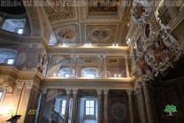 Mehrgeschossige Emporen und üppiger Deckenschmuck prägen den barocken Kirchenraum. (Bild: Stefan Siedler)